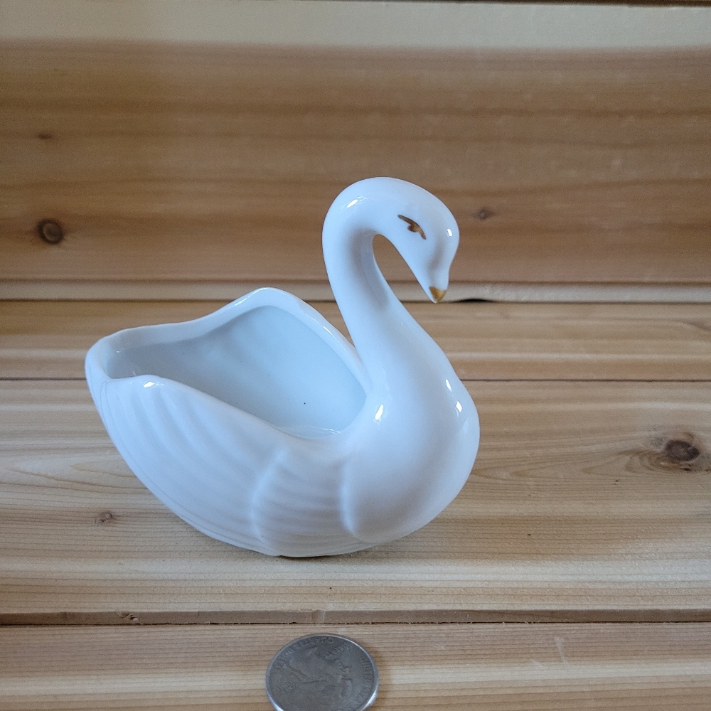 Vintage swan trinket holder.